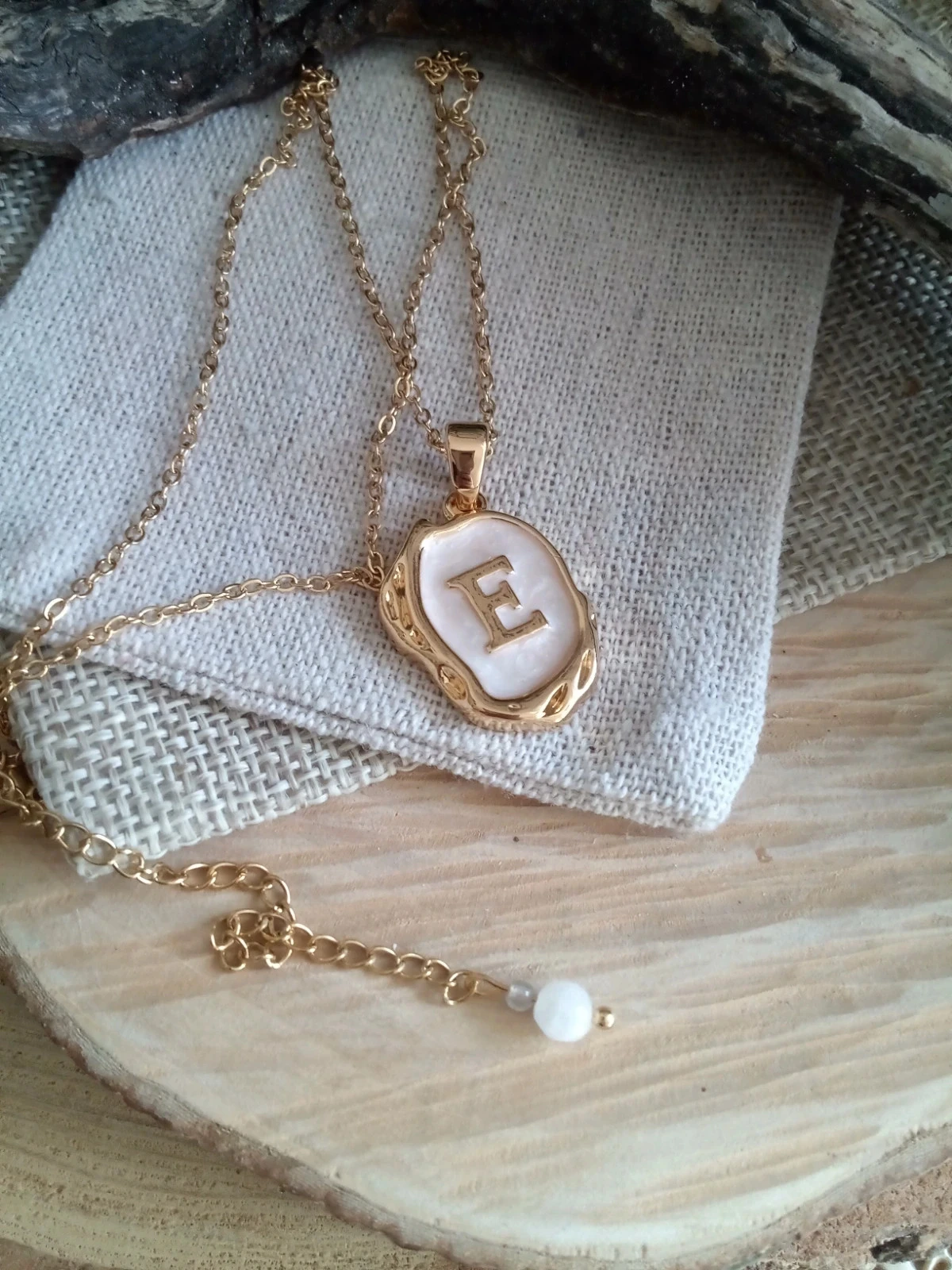 Halssnoer met medaille letter E – photo 3